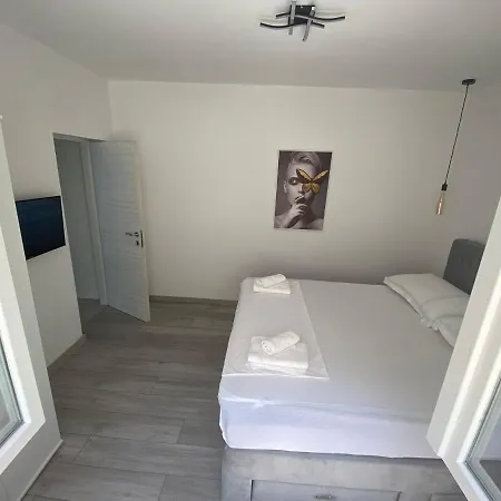 Maris, Self Check In