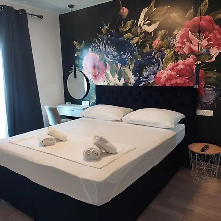 Maris, Self Check In *