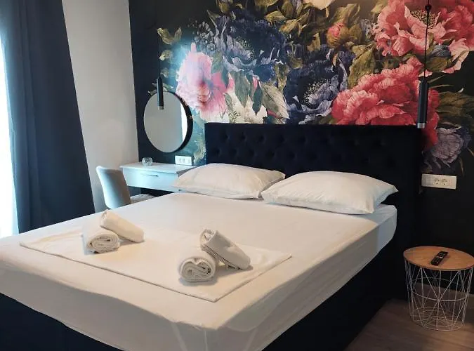 Maris, Self Check In *