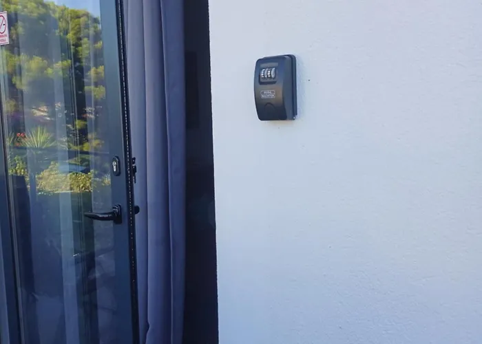 Maris, Self Check In *